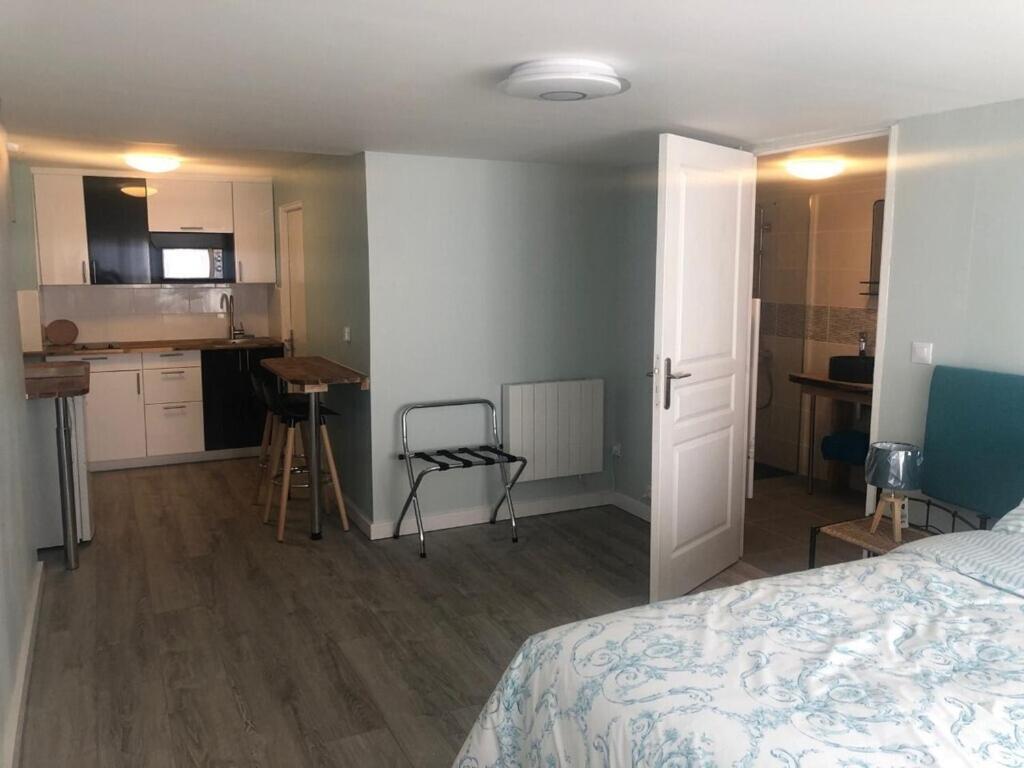 Blacksmiths Apartment In Blanzay - 1 Bed Экстерьер фото