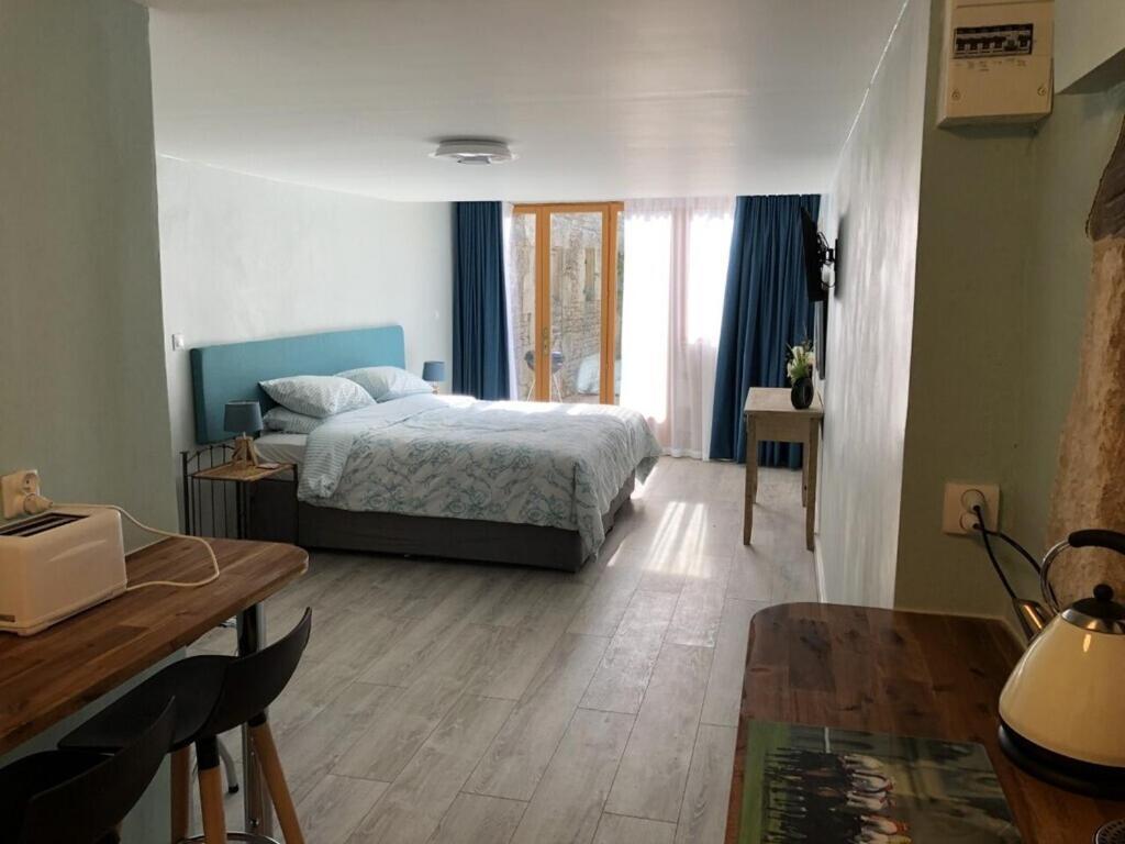 Blacksmiths Apartment In Blanzay - 1 Bed Экстерьер фото