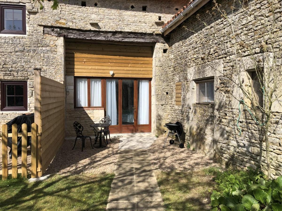 Blacksmiths Apartment In Blanzay - 1 Bed Экстерьер фото