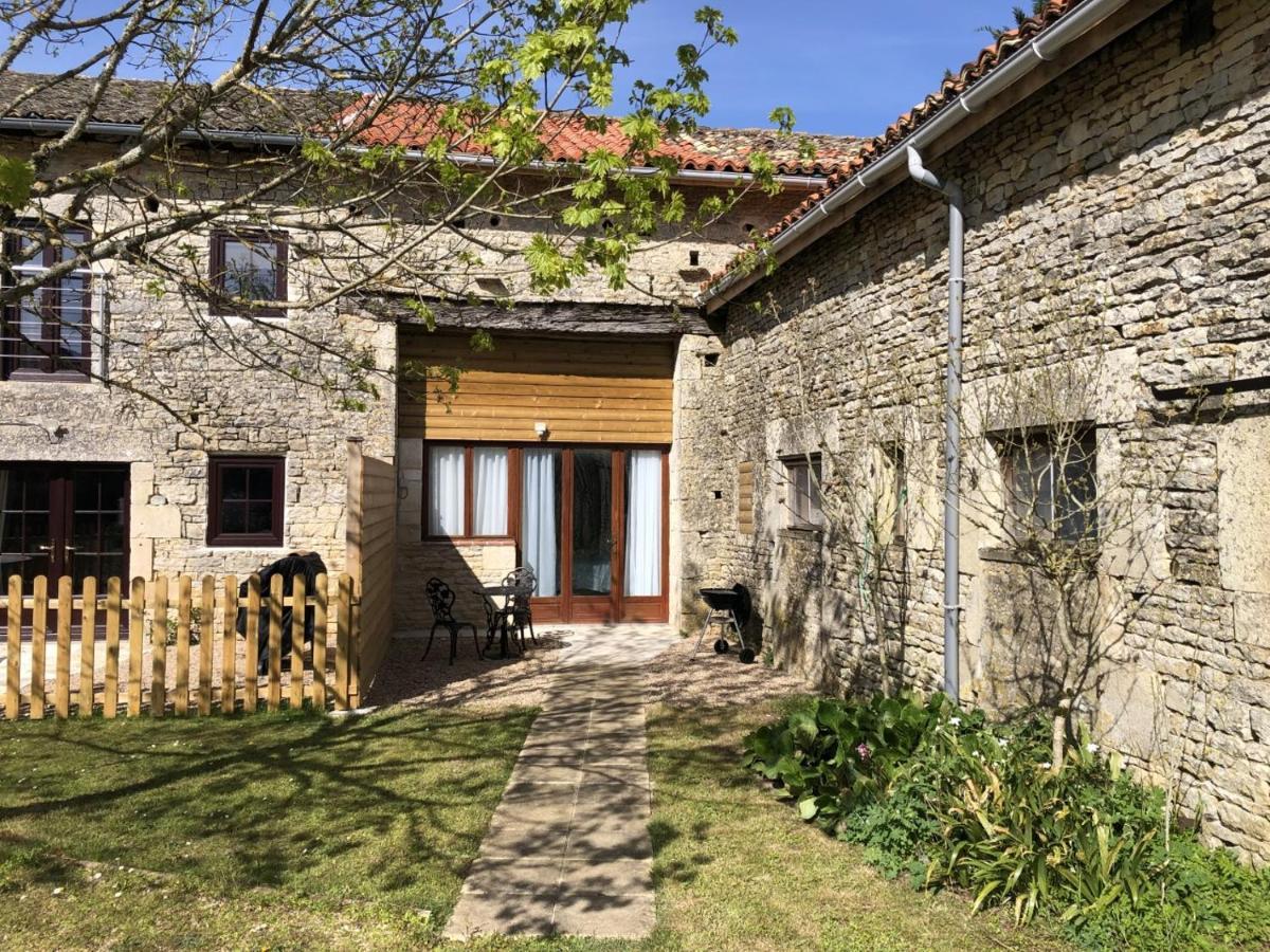 Blacksmiths Apartment In Blanzay - 1 Bed Экстерьер фото